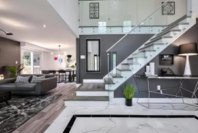 4 Bedrooms or 2 bedrooms house near Fairview Mall and 401 & DVP
